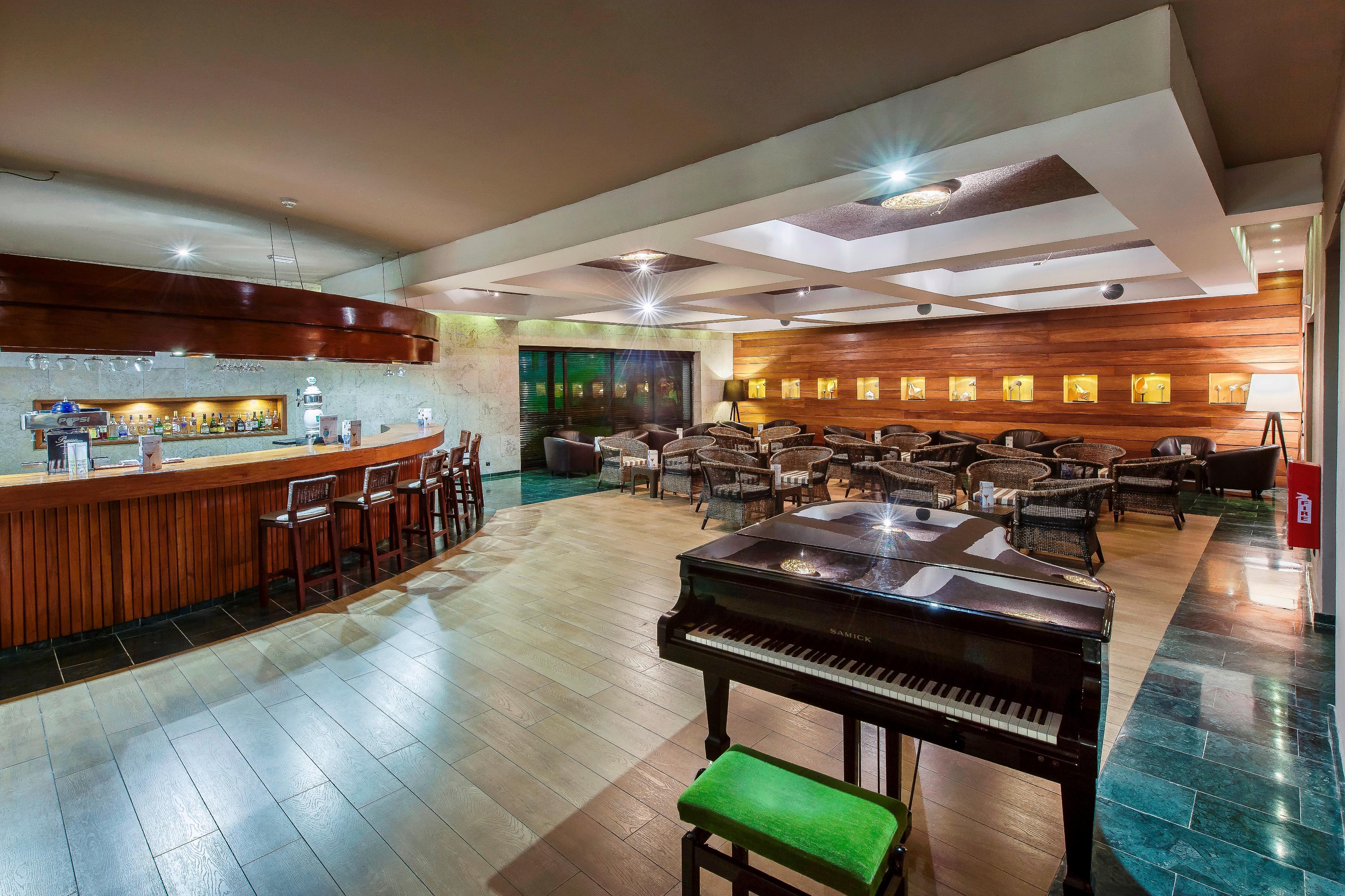 Catalonia Royal Bavaro (Adults Only) Punta Cana Exterior foto The lounge at the airport