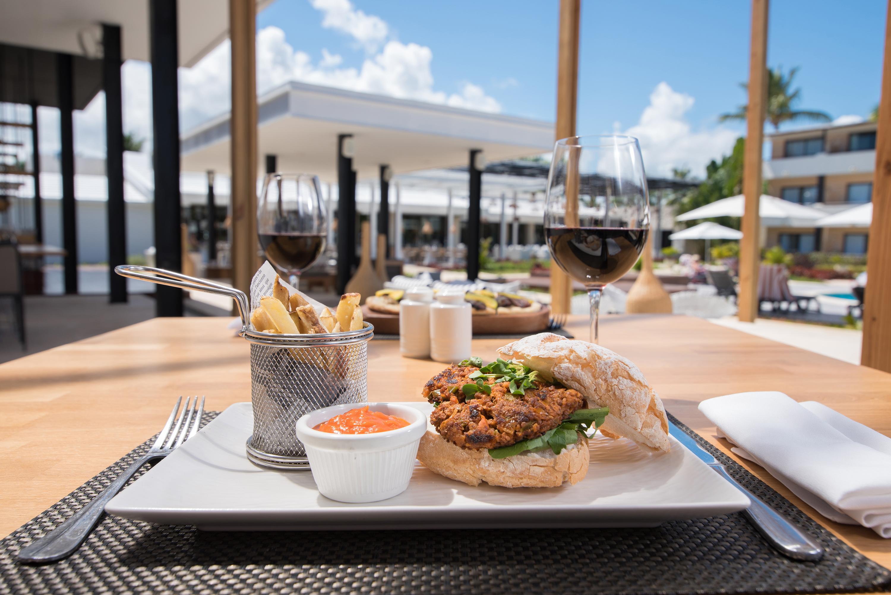 Catalonia Royal Bavaro (Adults Only) Punta Cana Exterior foto A gourmet burger at the resort