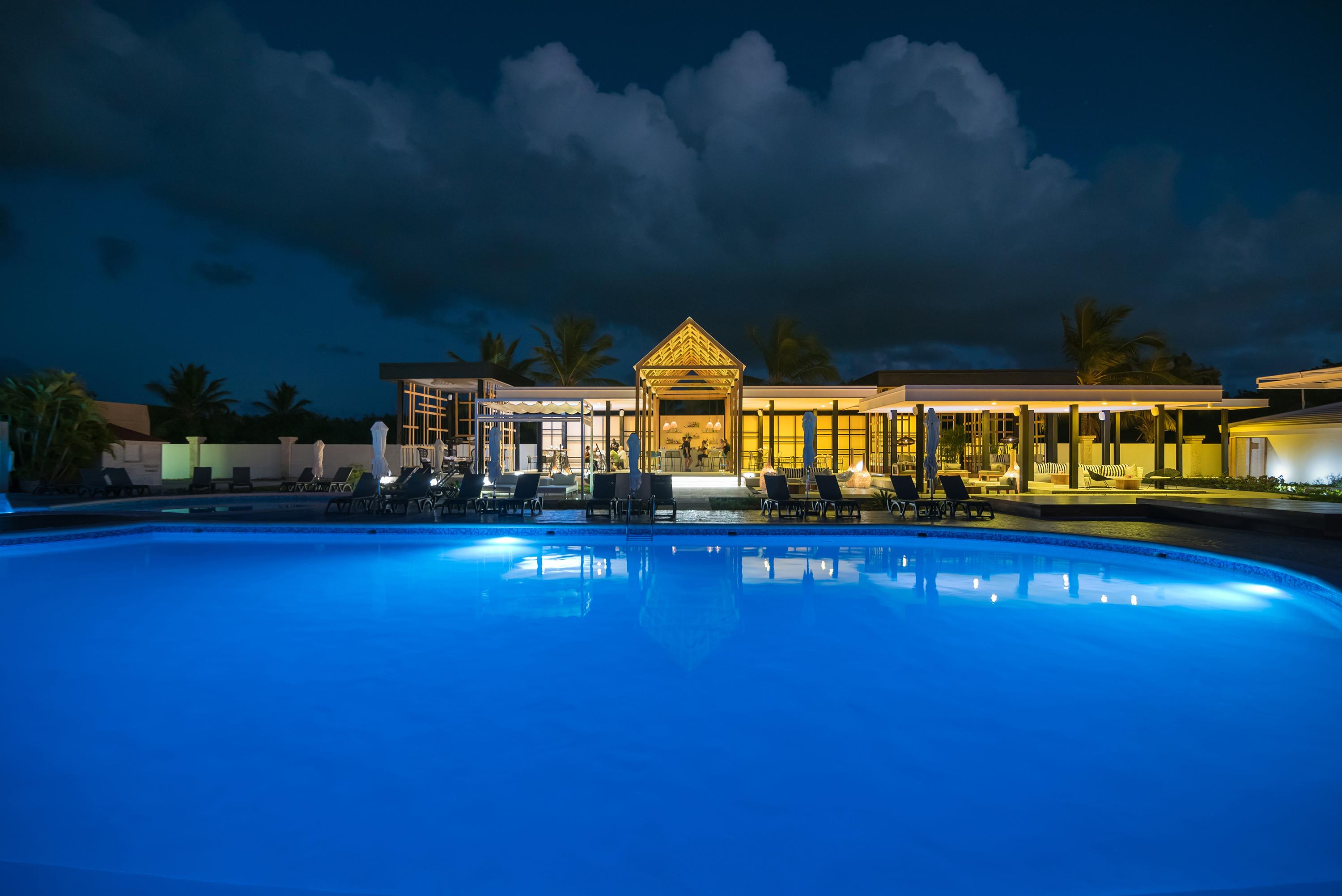 Catalonia Royal Bavaro (Adults Only) Punta Cana Exterior foto The resort at night