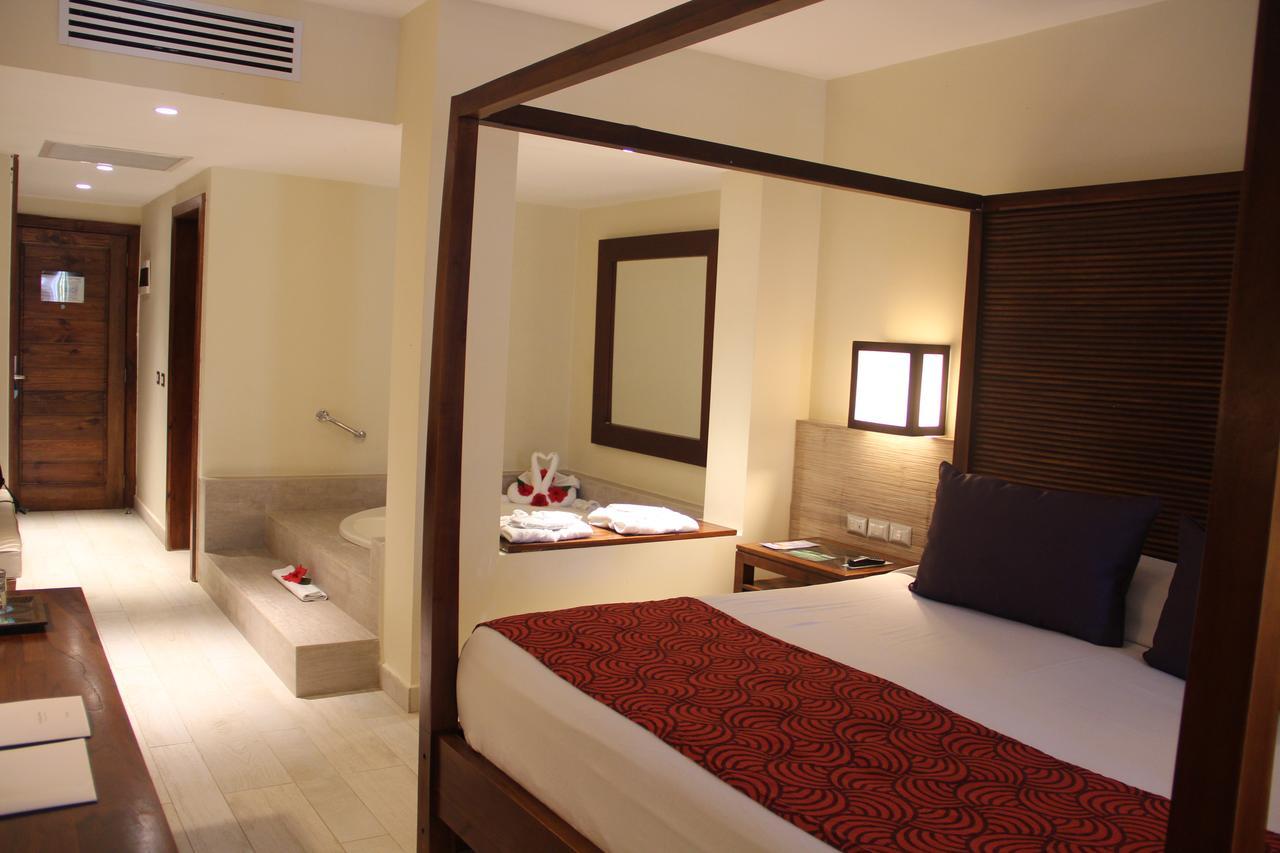 Catalonia Royal Bavaro (Adults Only) Punta Cana Exterior foto A room at the Hard Rock Hotel
