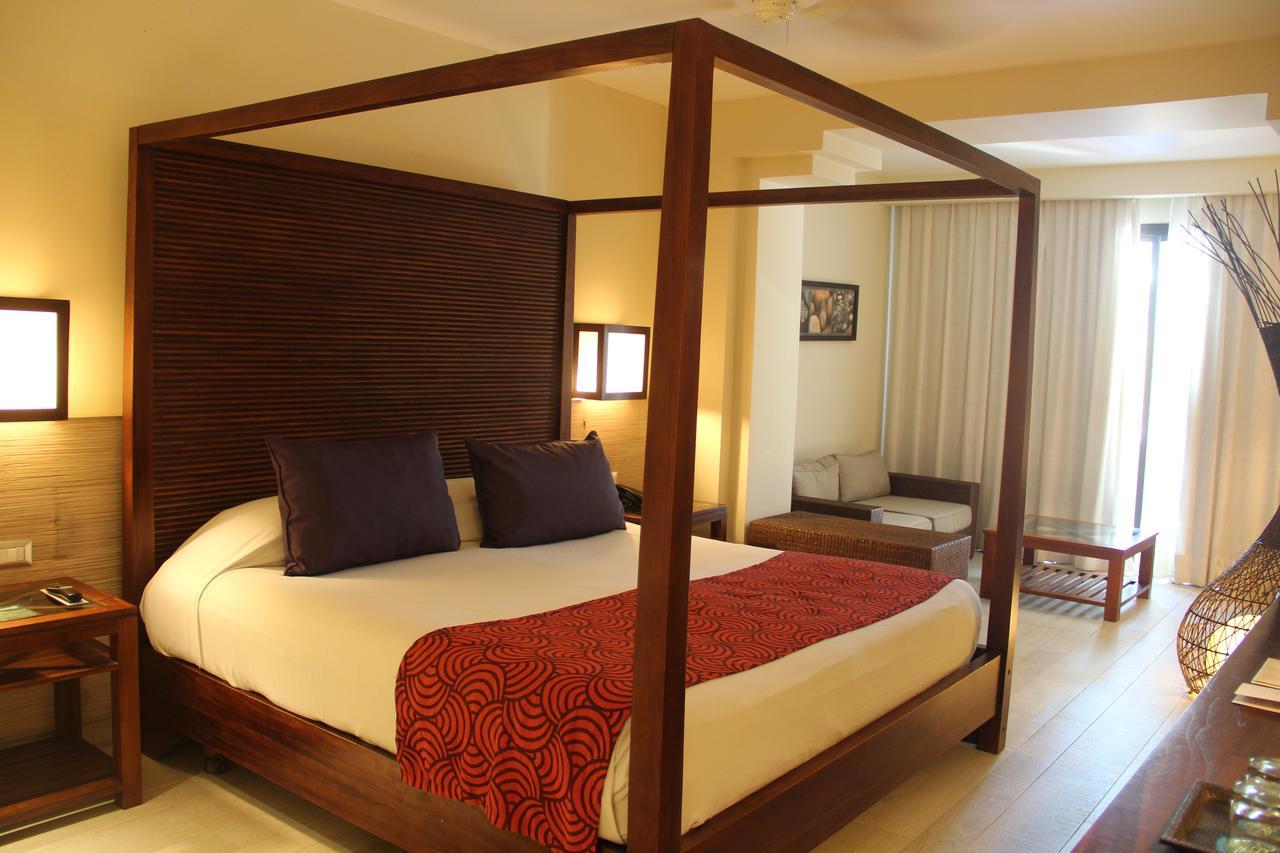 Catalonia Royal Bavaro (Adults Only) Punta Cana Exterior foto A four-poster bed