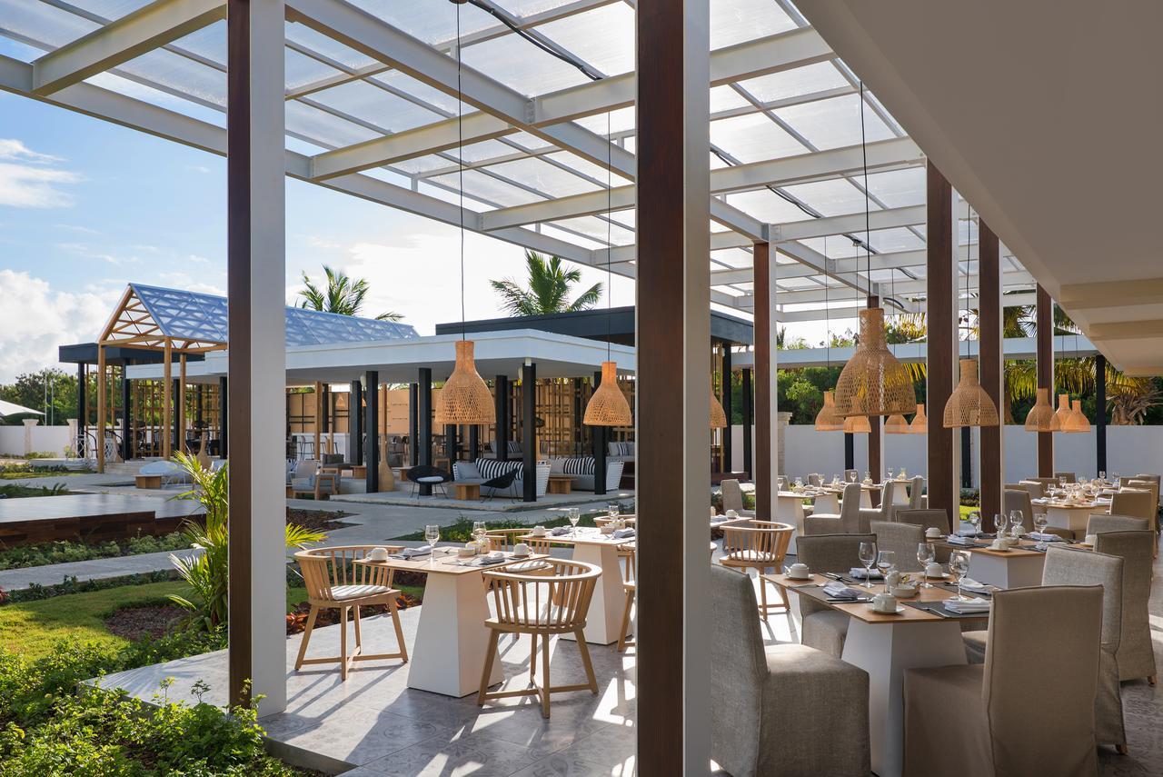 Catalonia Royal Bavaro (Adults Only) Punta Cana Exterior foto The restaurant at the resort