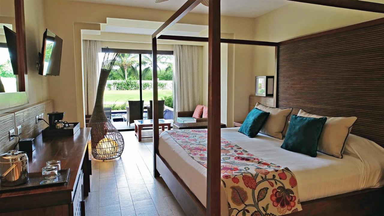 Catalonia Royal Bavaro (Adults Only) Punta Cana Exterior foto A room at the Hard Rock Hotel
