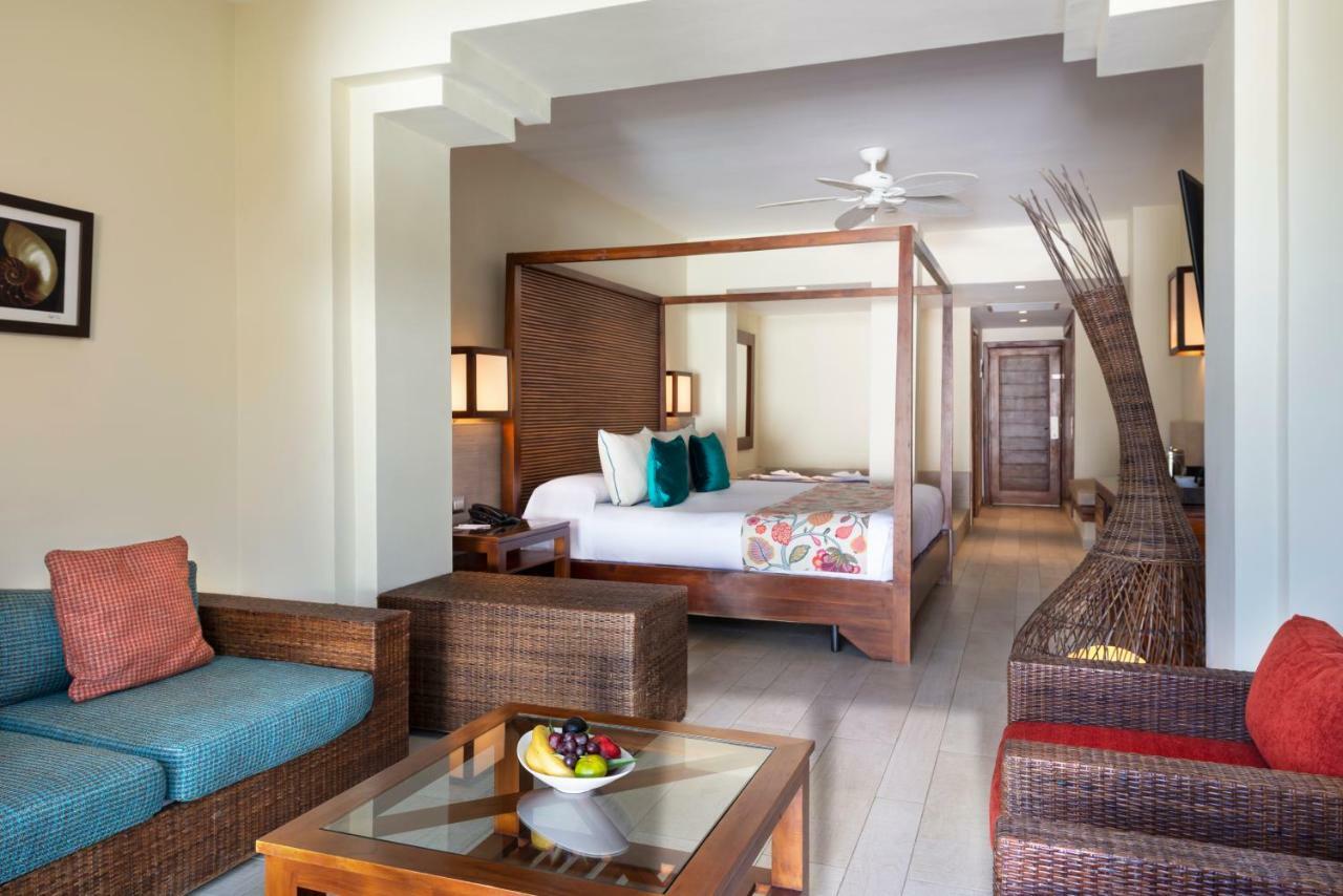 Catalonia Royal Bavaro (Adults Only) Punta Cana Exterior foto A room at the Hard Rock Hotel