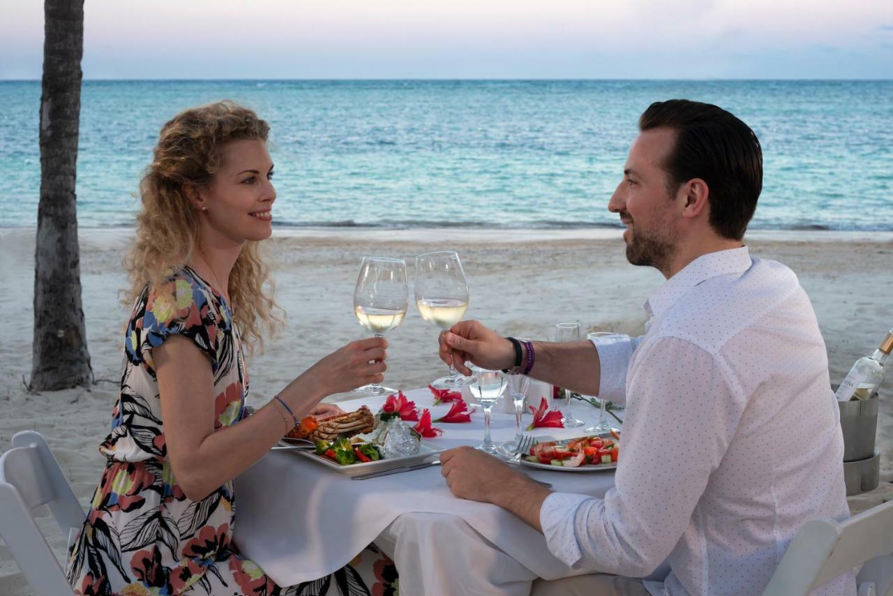 Catalonia Royal Bavaro (Adults Only) Punta Cana Exterior foto Dinner at the beach