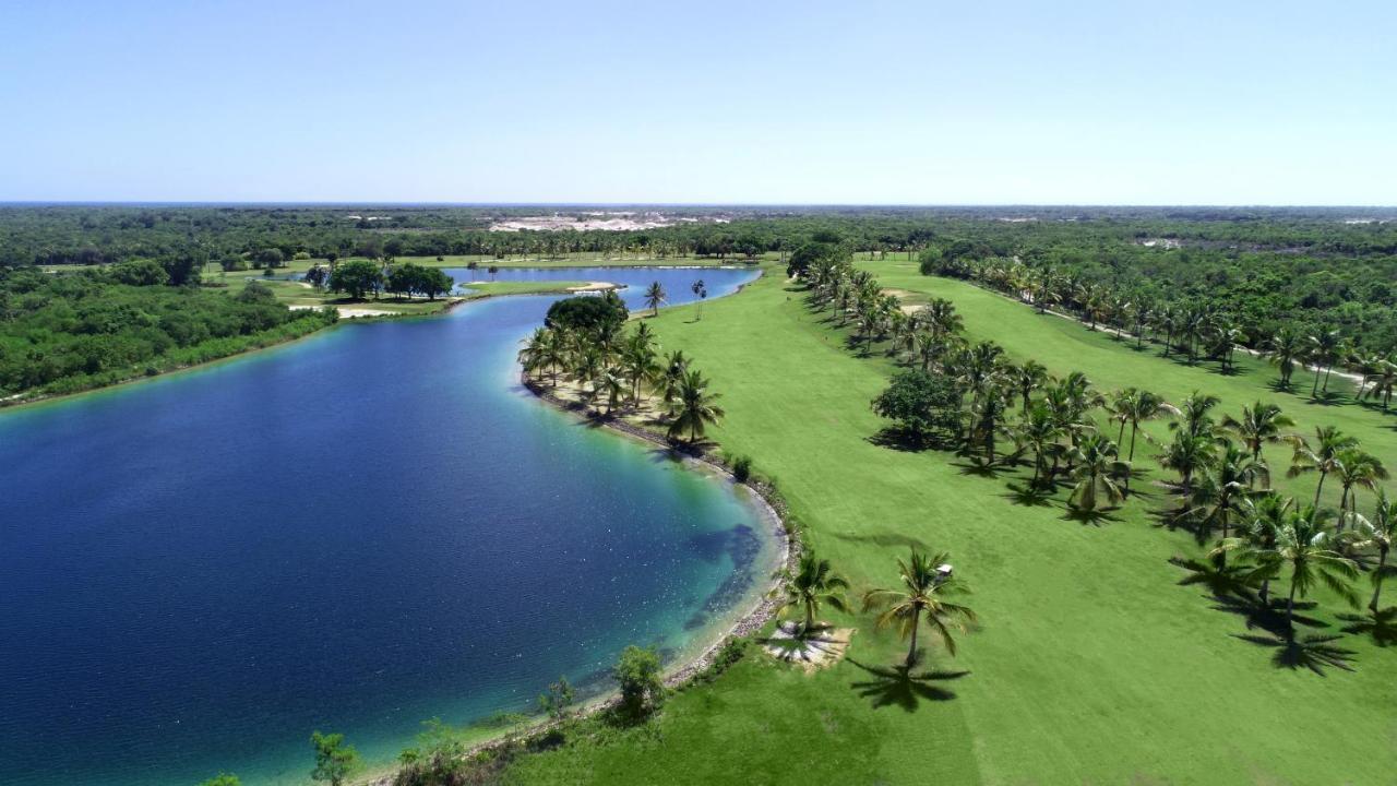 Catalonia Royal Bavaro (Adults Only) Punta Cana Exterior foto Aerial view of the golf course